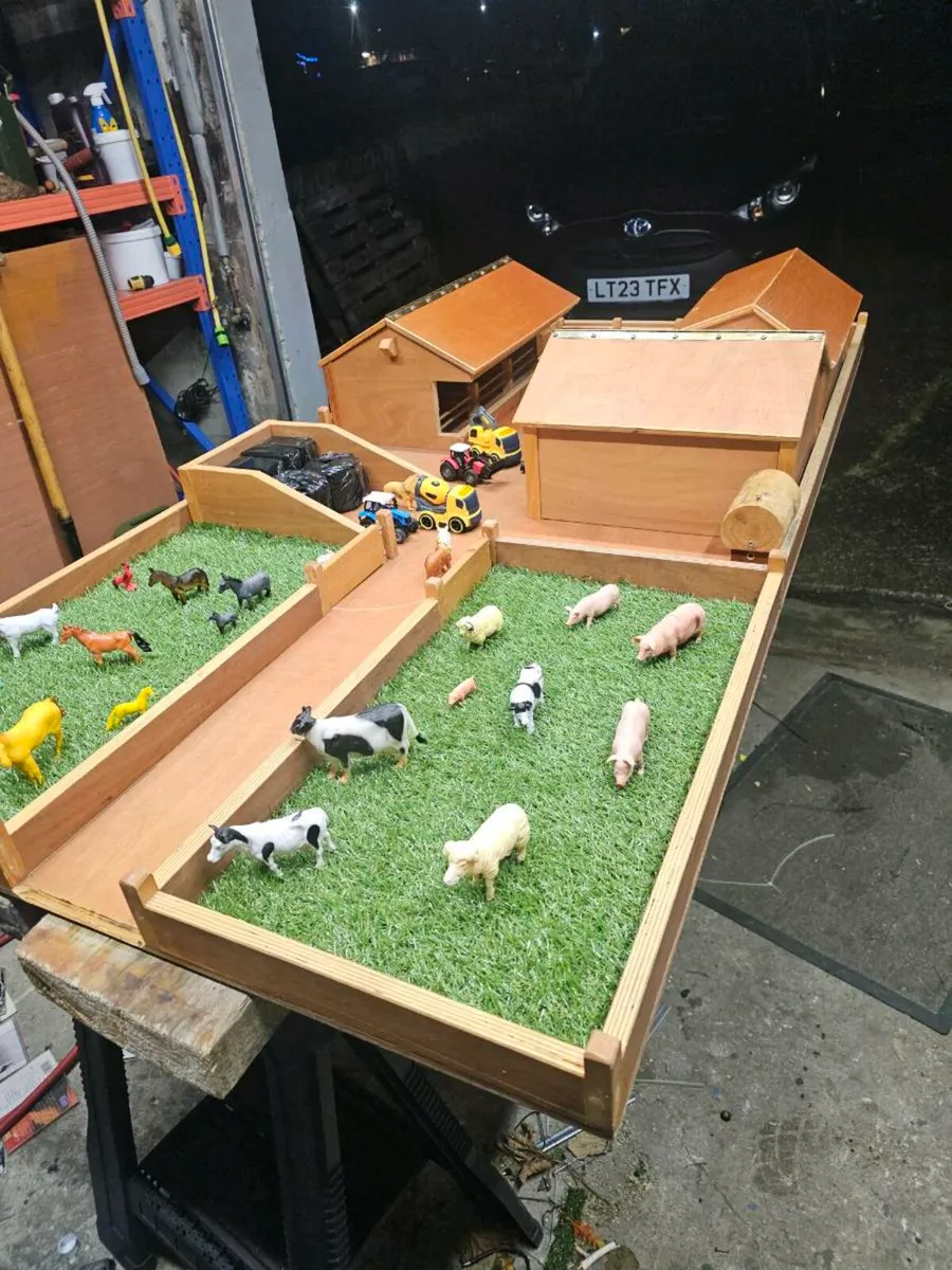 Wooden play farm - Image 2