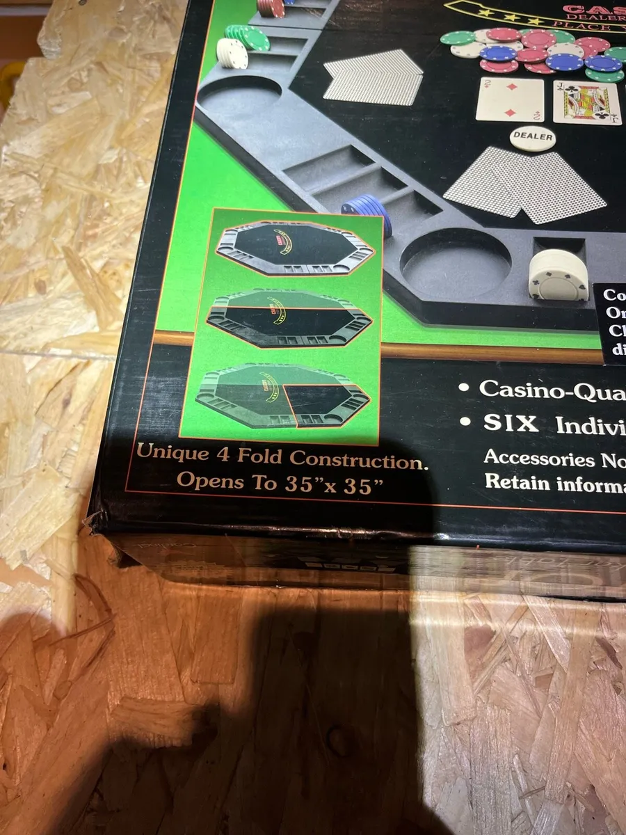 Poker set and card shuffler - Image 2