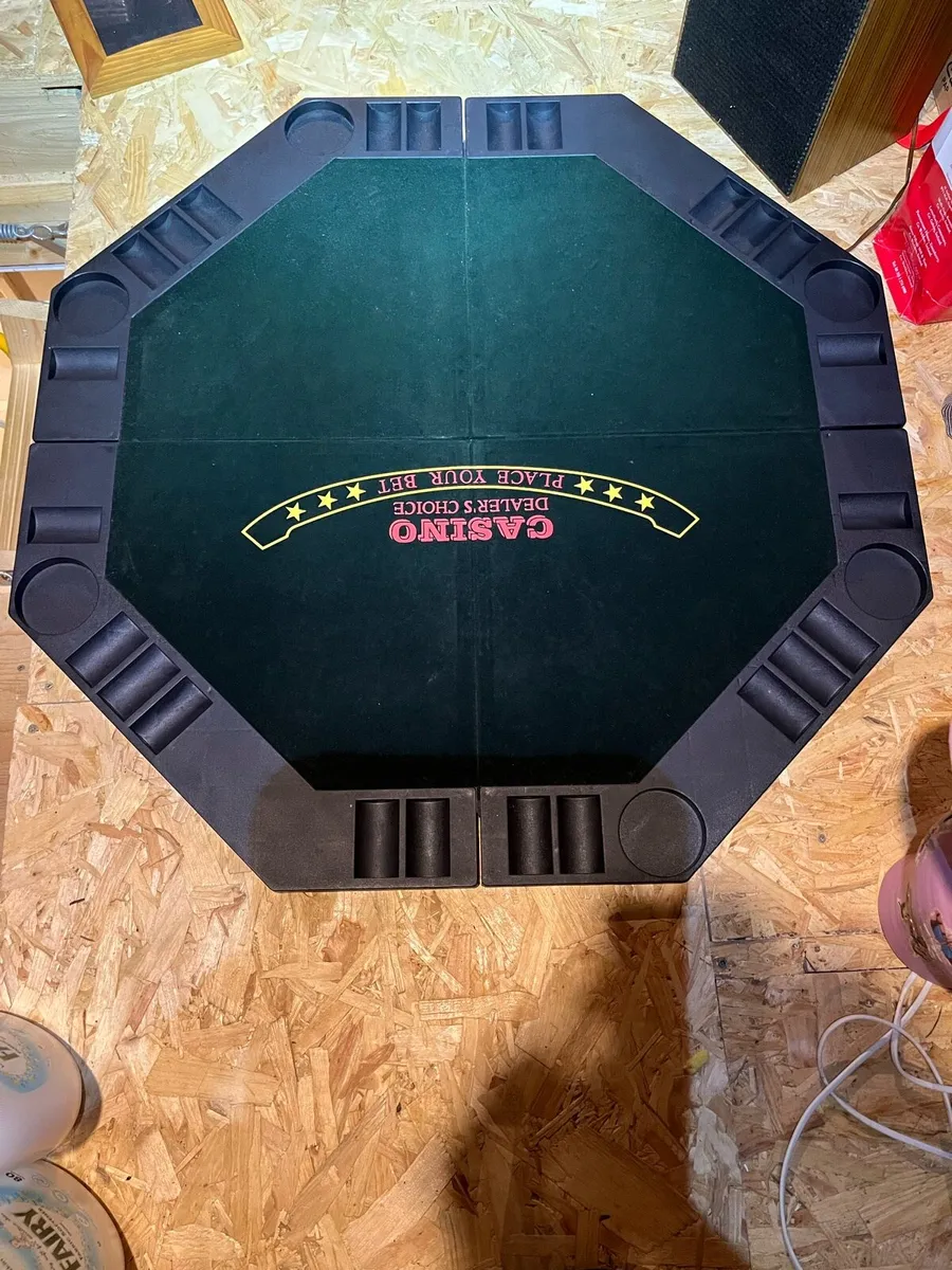 Poker set and card shuffler - Image 3