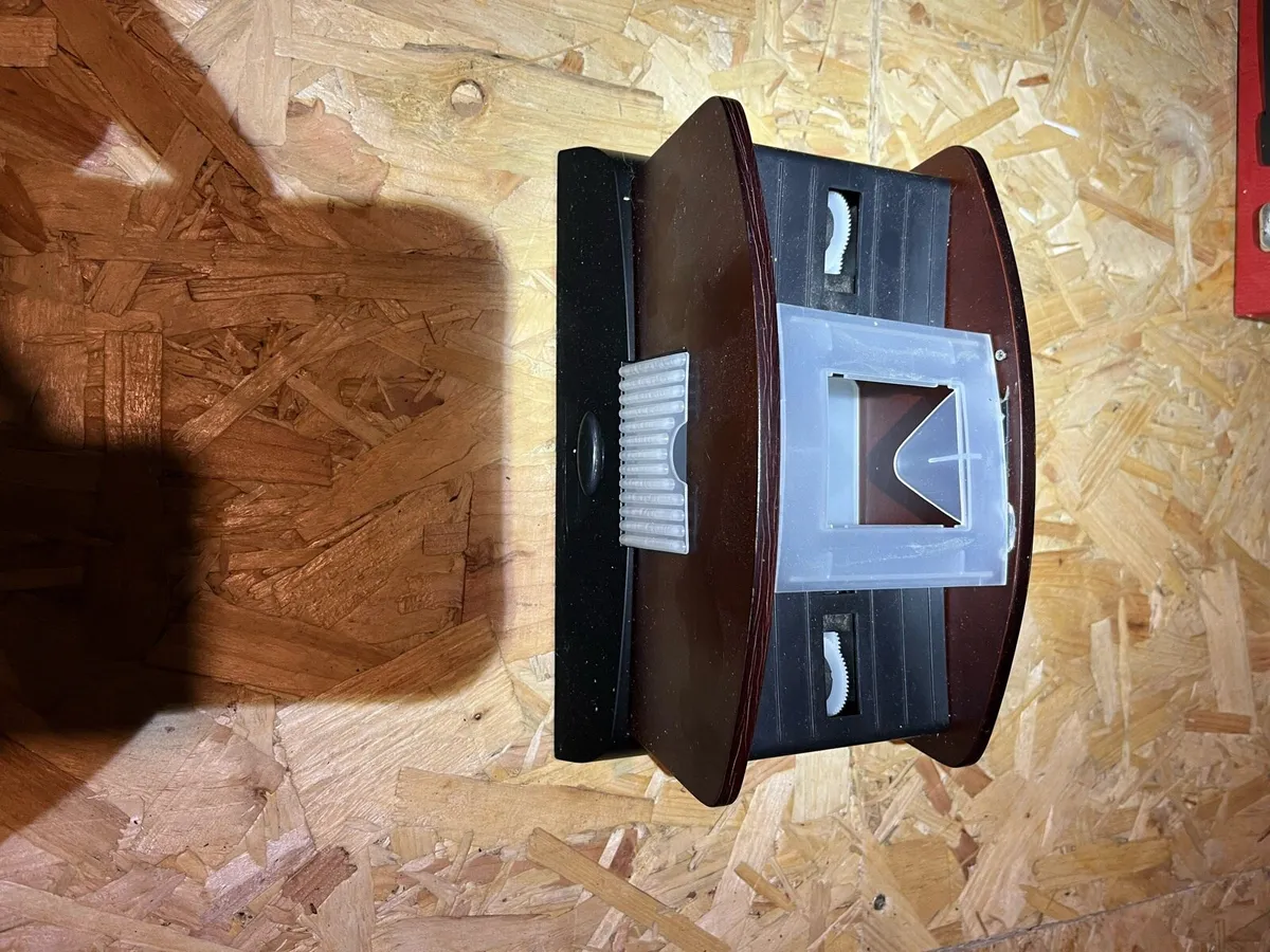 Poker set and card shuffler - Image 4