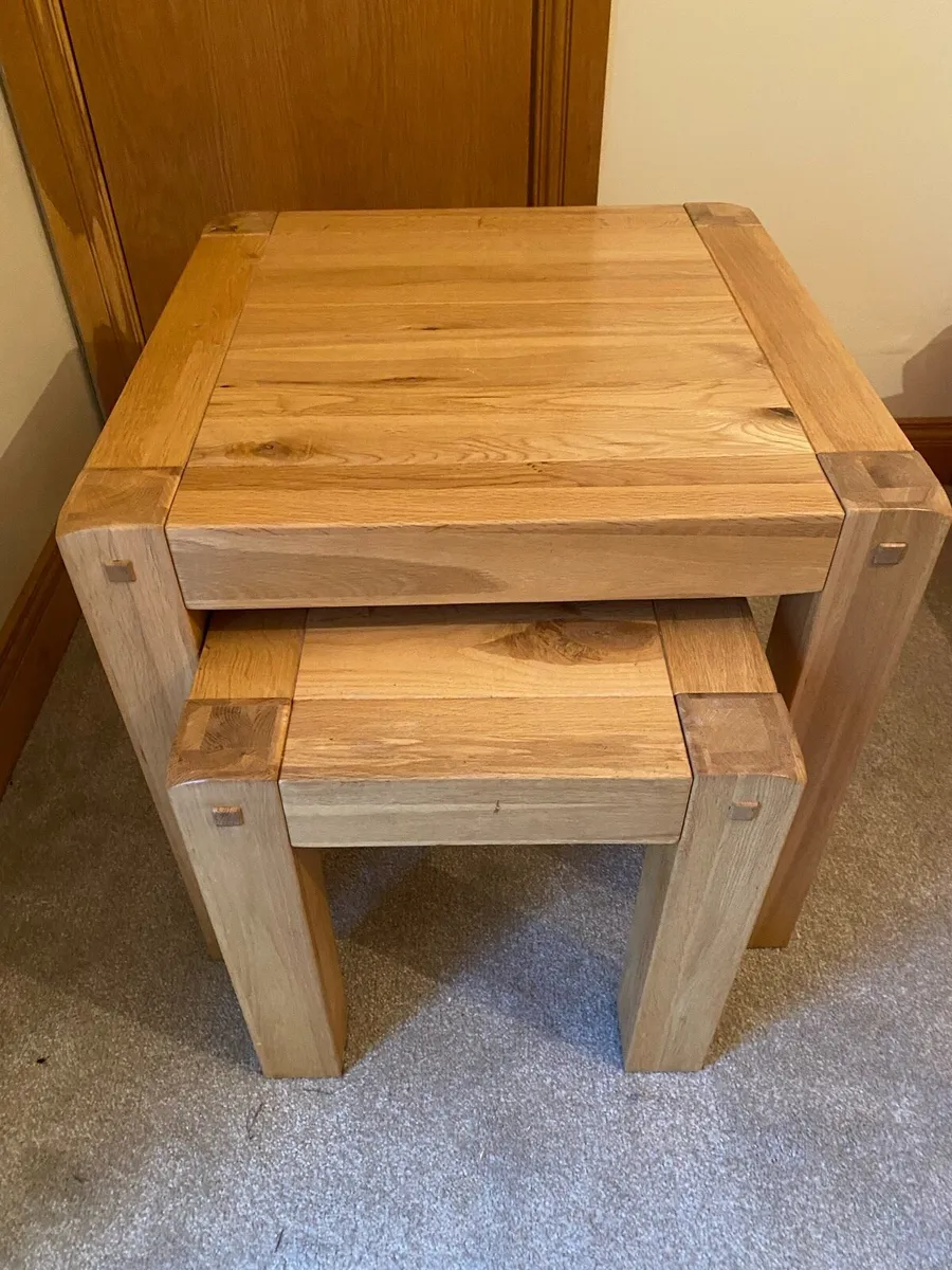 Nest of oak tables - Image 1