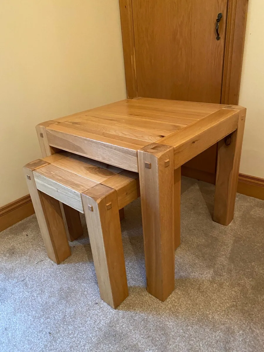Nest of oak tables - Image 2