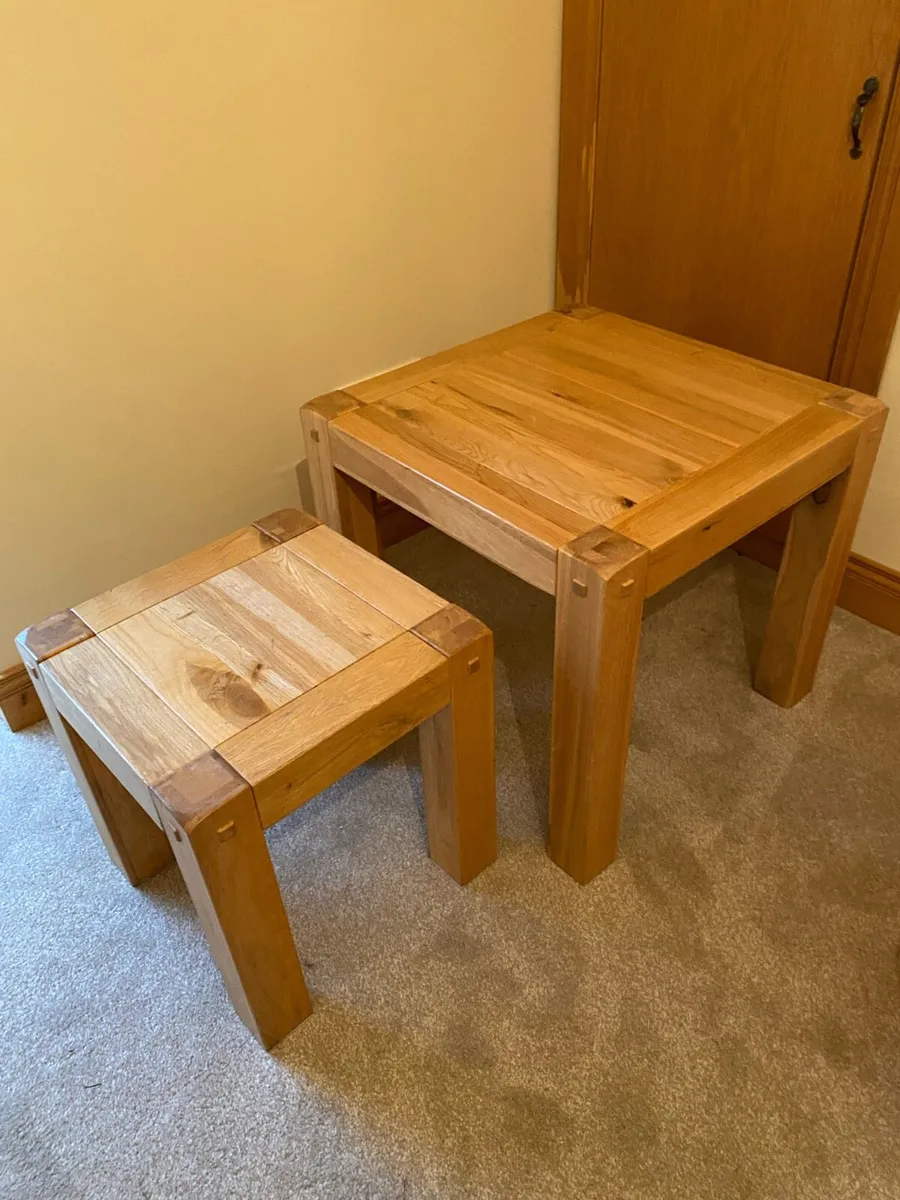 Nest of oak tables - Image 4