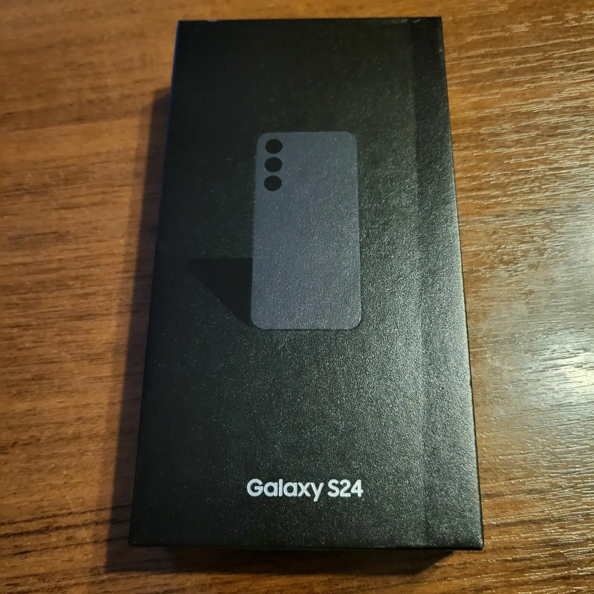 Phone and smartwatch - Image 1