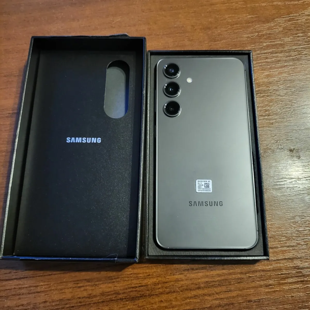 Phone and smartwatch - Image 4