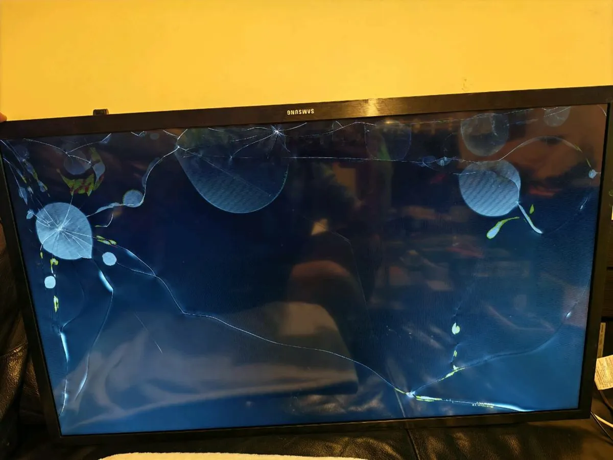 4 X Samsung TVs for parts - Image 1