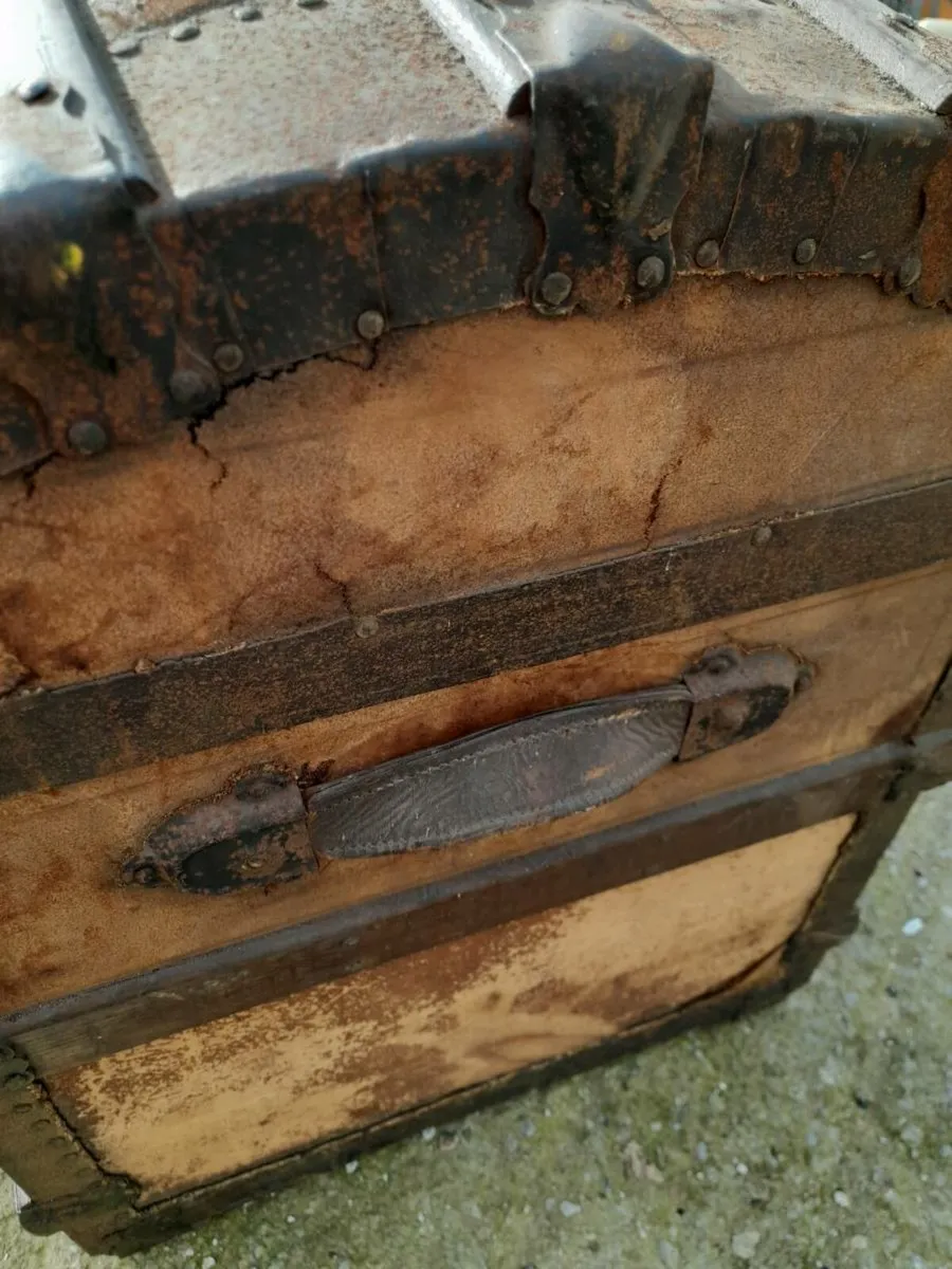 Old trunk - Image 4