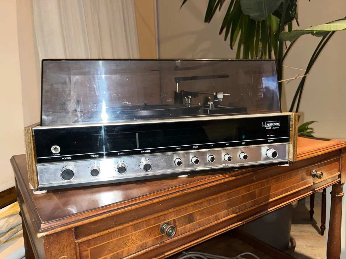 Vintage Record player and speakers - Image 3