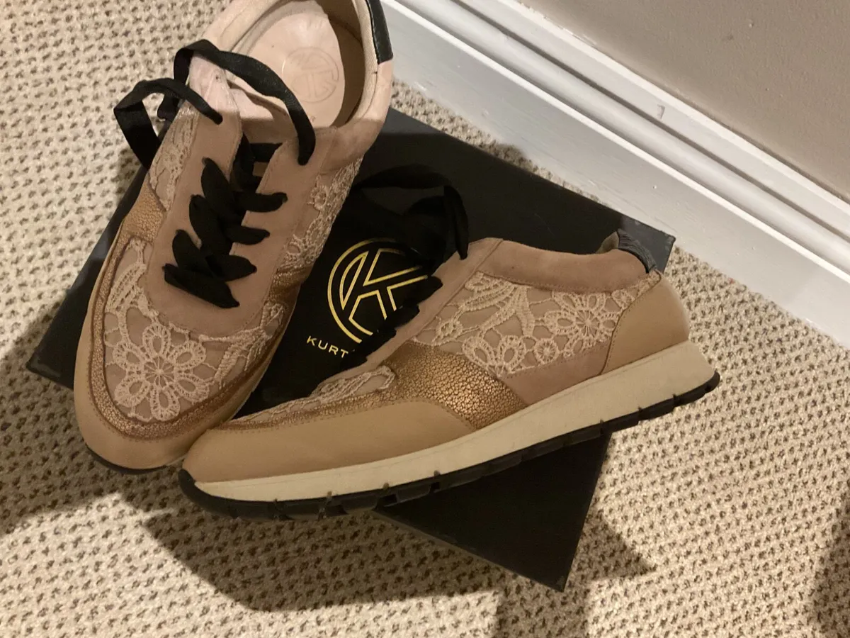 Women’s Runners/Shoe - Image 2