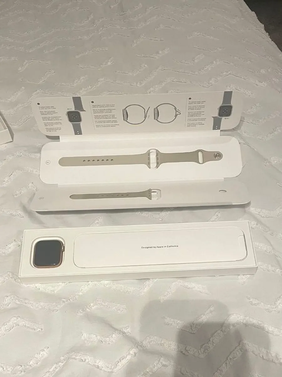 Apple Watch SE 40mm - Image 1