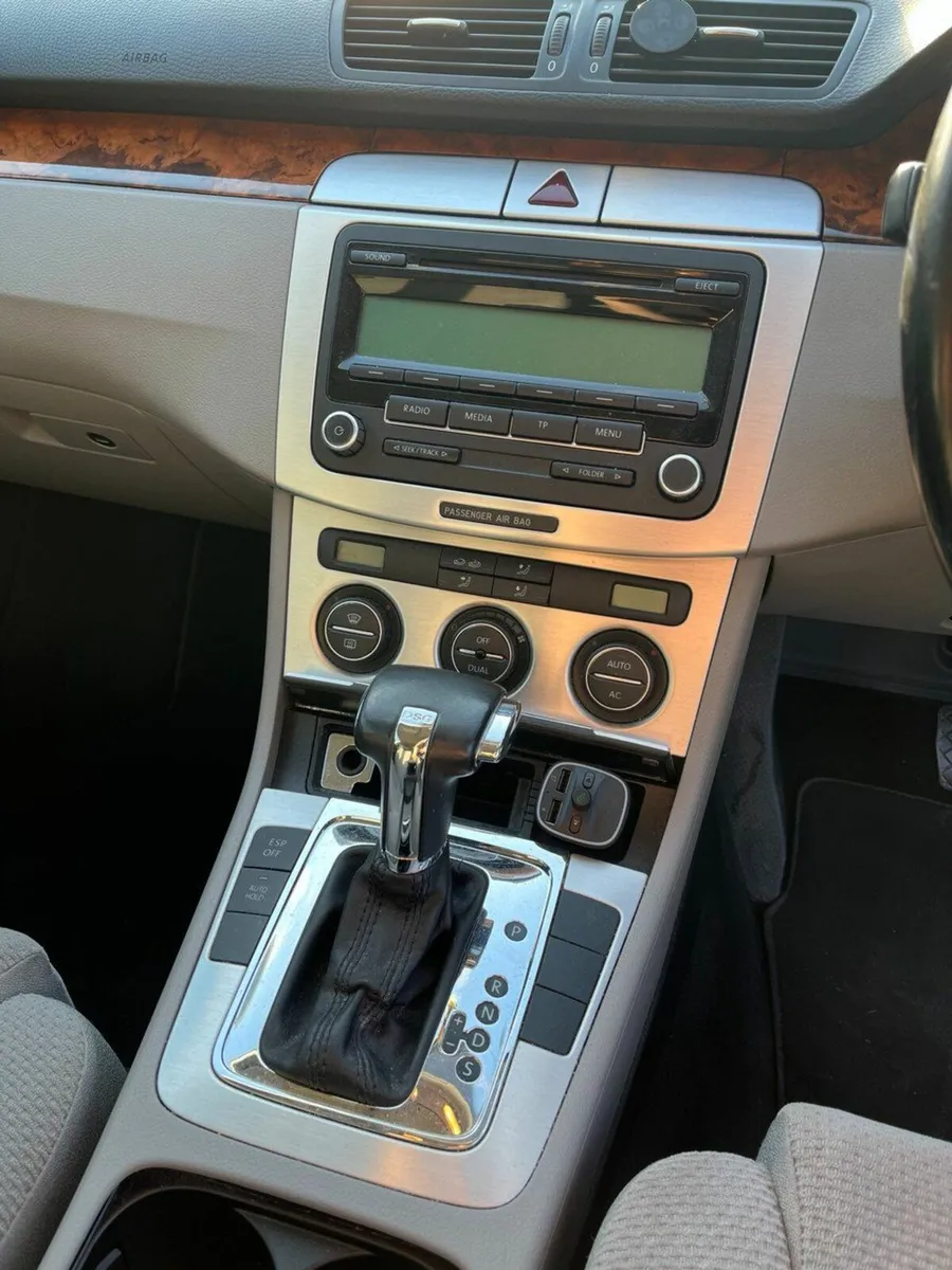 Volkswagen Passat 2009 - Image 2