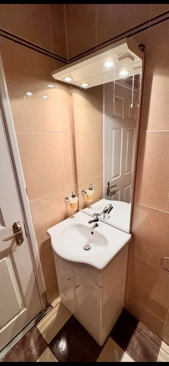 Bathroom unit - Image 3