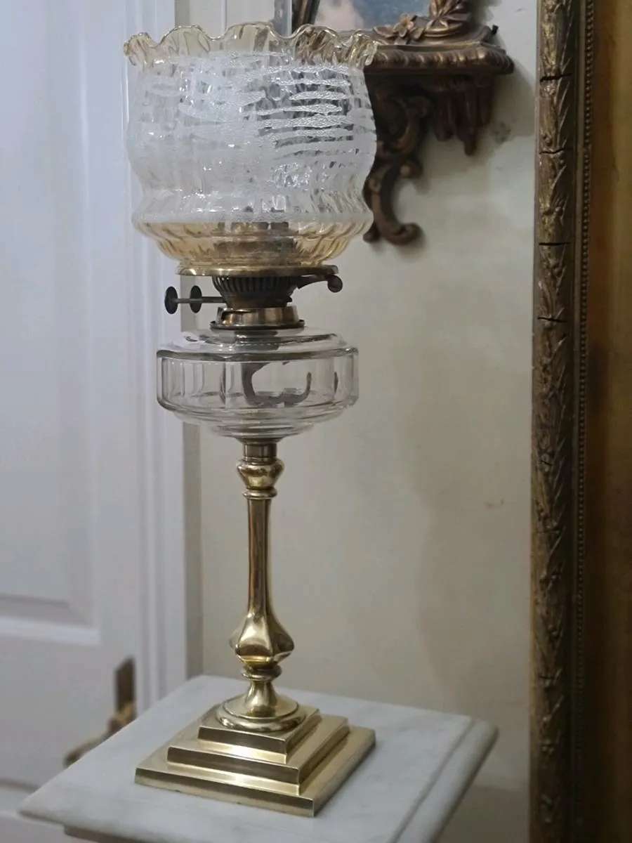 Antique oil lamp POSTAGE AVAILABLE - Image 1