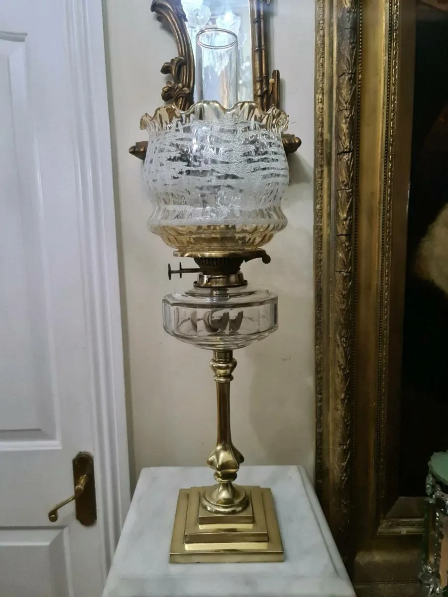 Antique oil lamp POSTAGE AVAILABLE - Image 3