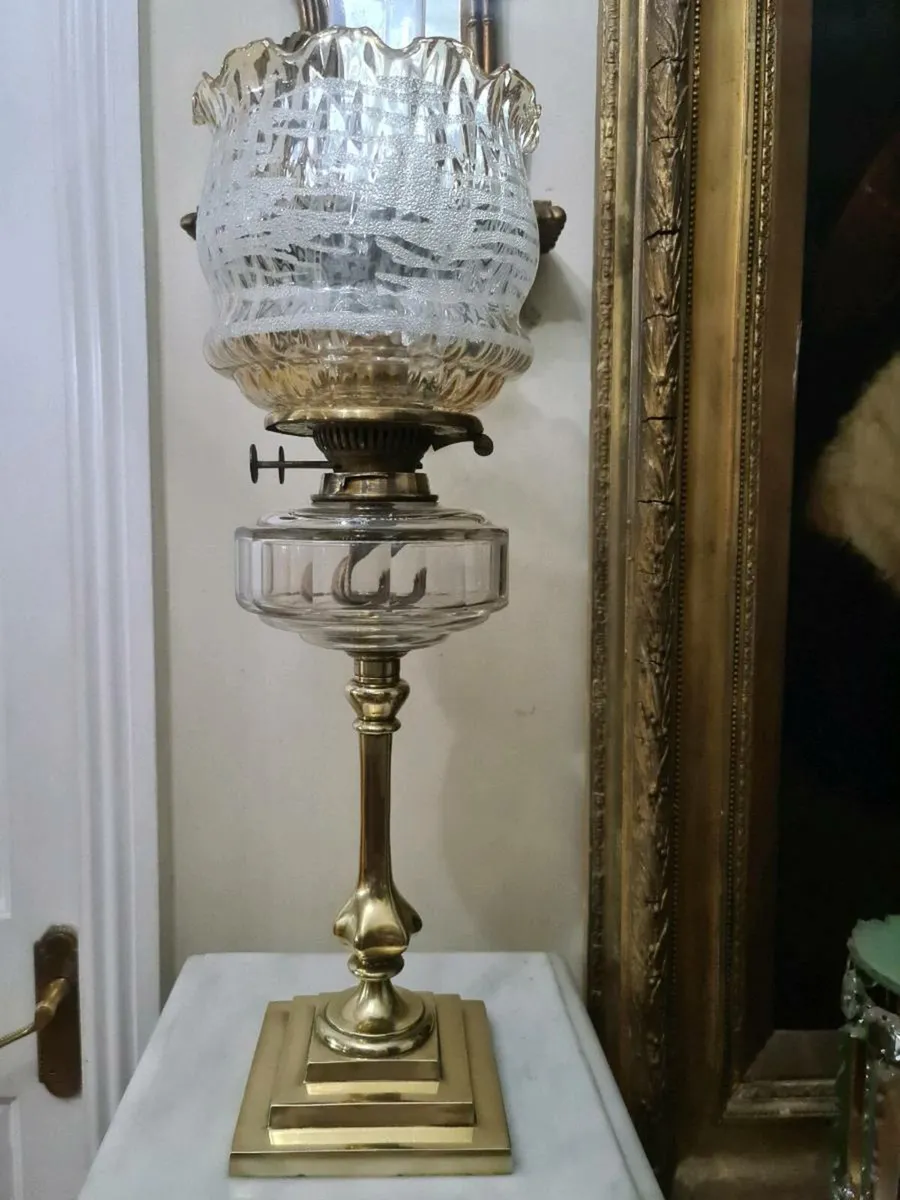 Antique oil lamp POSTAGE AVAILABLE - Image 4