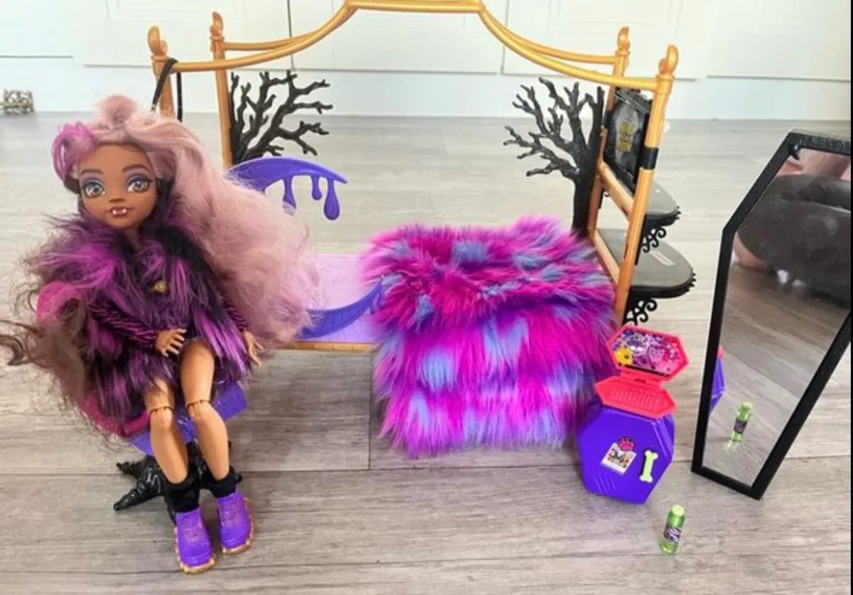Monster high clawdeen doll & bedroom - Image 1