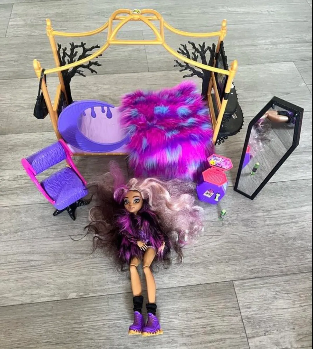 Monster high clawdeen doll & bedroom - Image 2