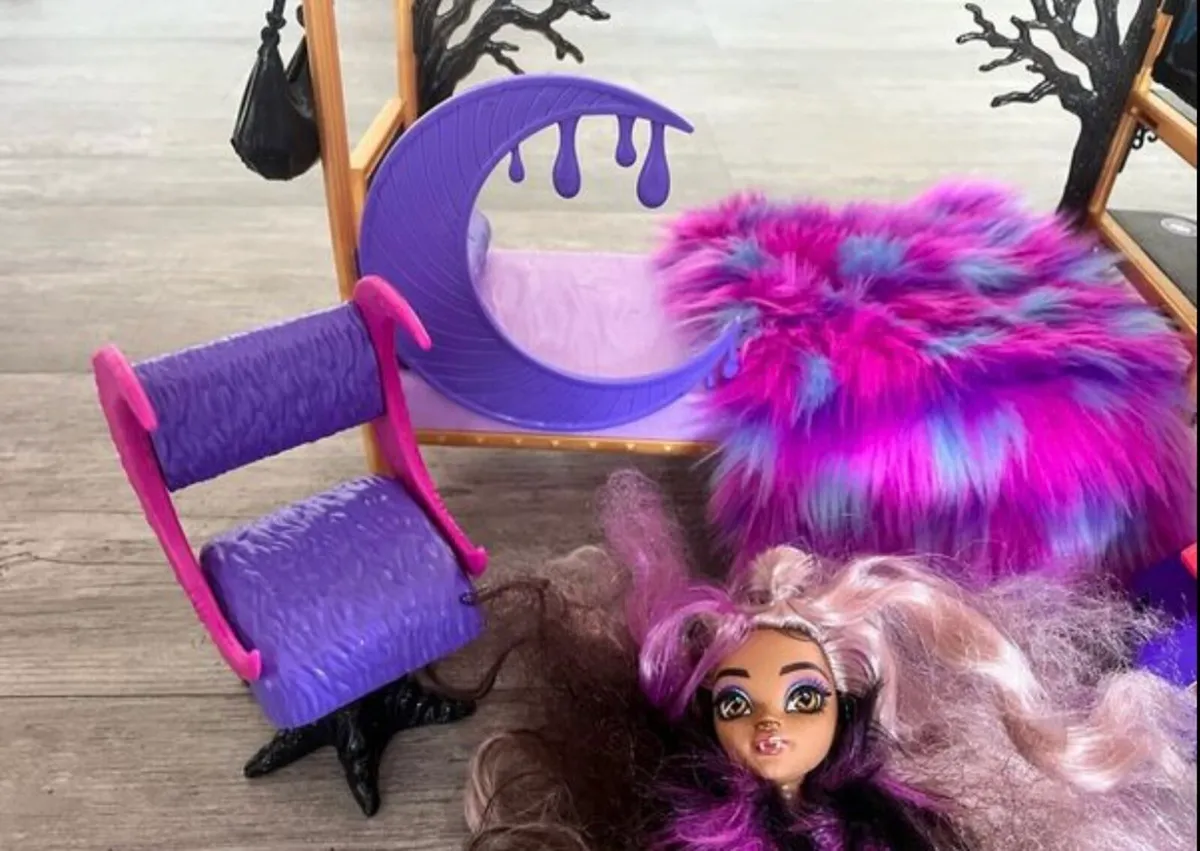 Monster high clawdeen doll & bedroom - Image 3