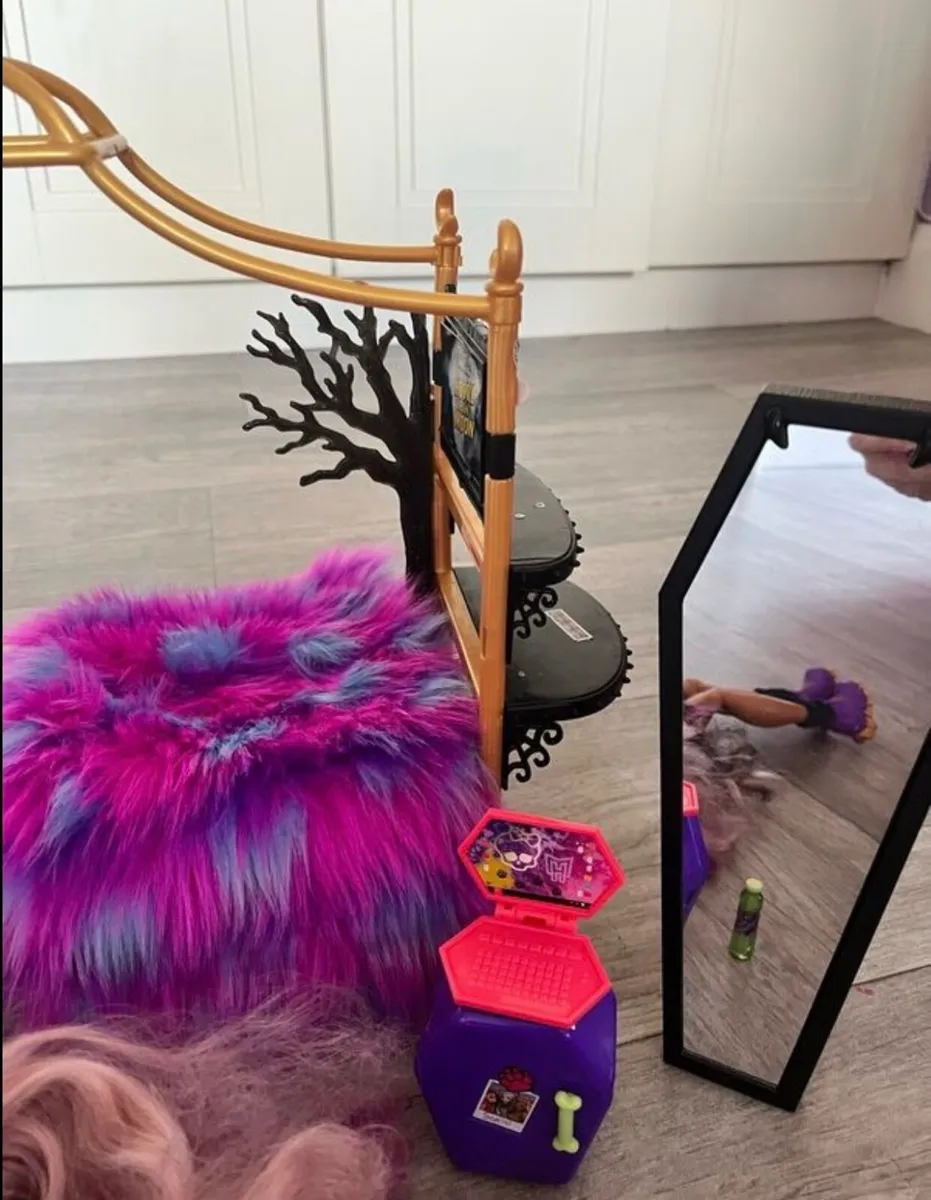 Monster high clawdeen doll & bedroom - Image 4