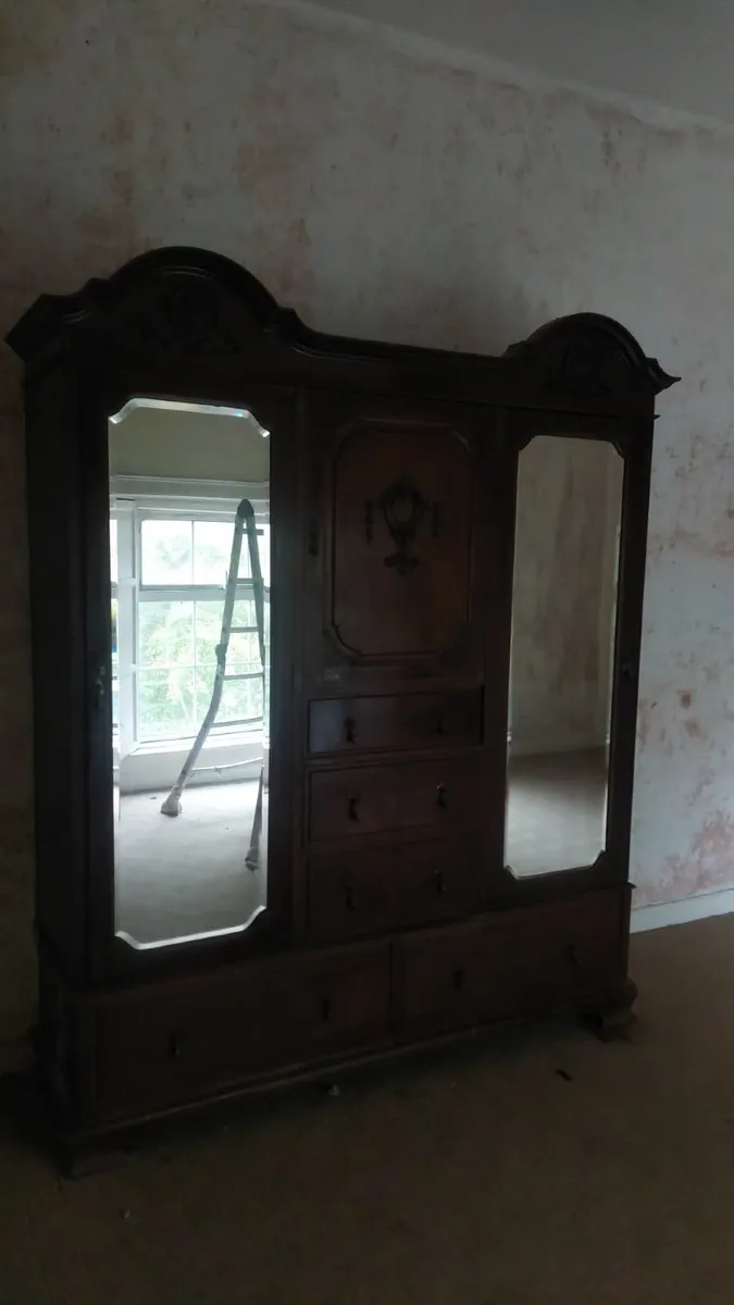 Large old Wardrobe - Image 2