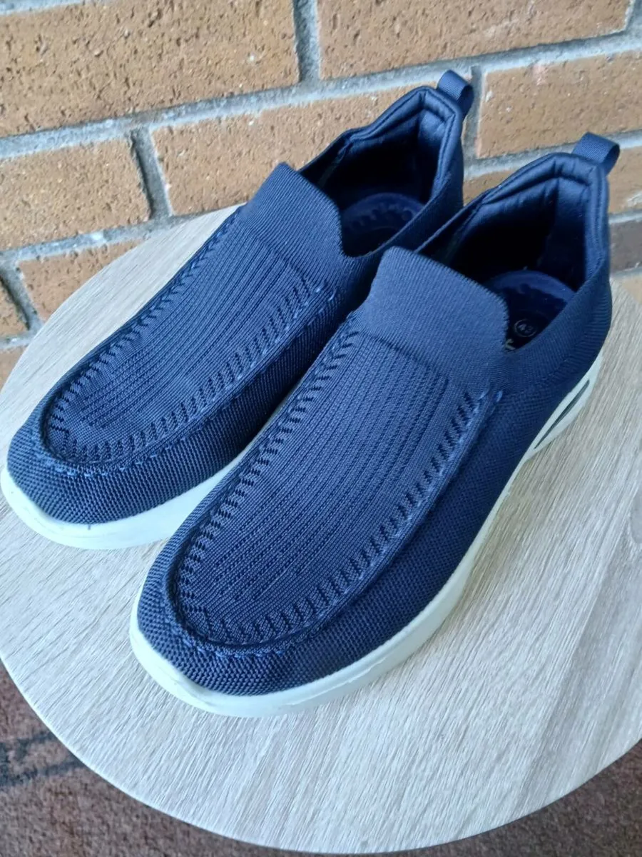 Gents casual walking shoes size 43 - Image 1