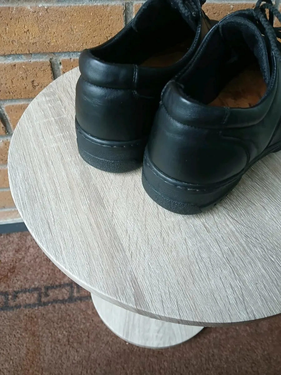 Gents soft leather Spanish shoes size 43. - Image 4