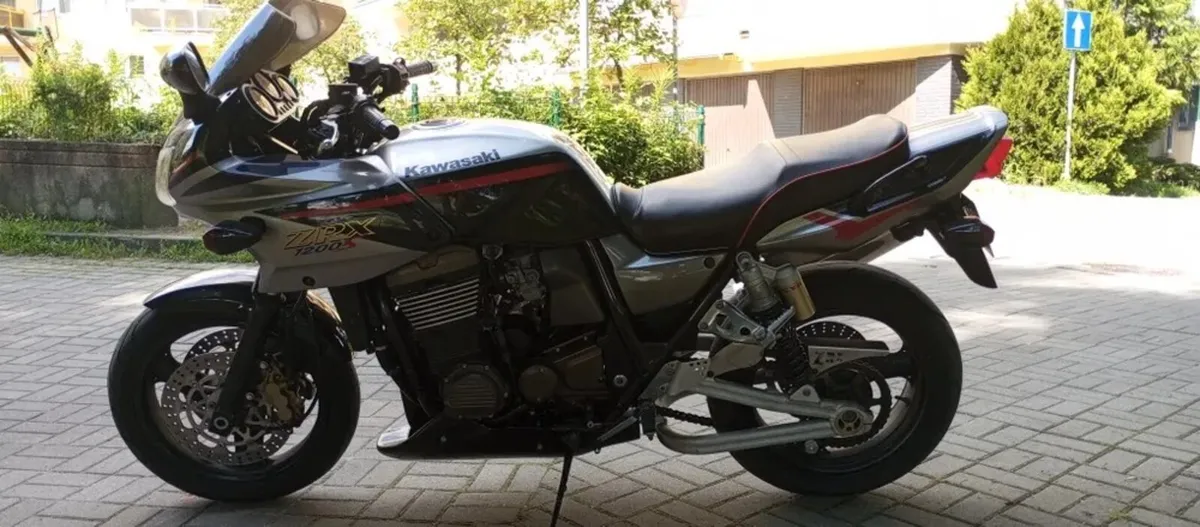 Kawasaki zrx1200 - Mint 14743 miles - Image 3