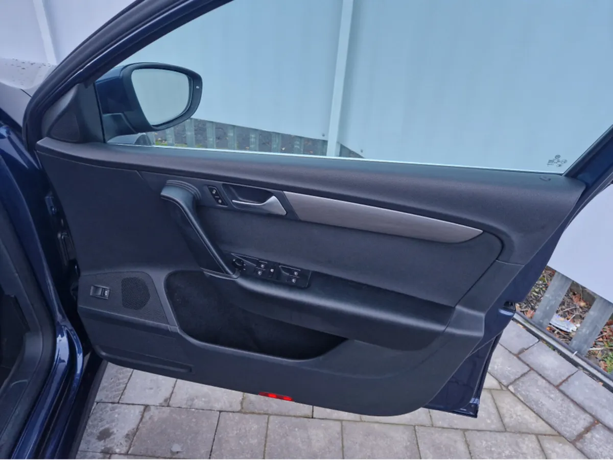 Volkswagen Passat 1.4 PETROL AUTO - Image 4