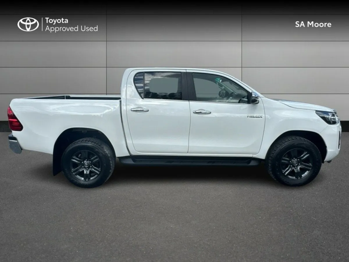 Toyota Hilux SR5 DOUBLE CAB - Image 3