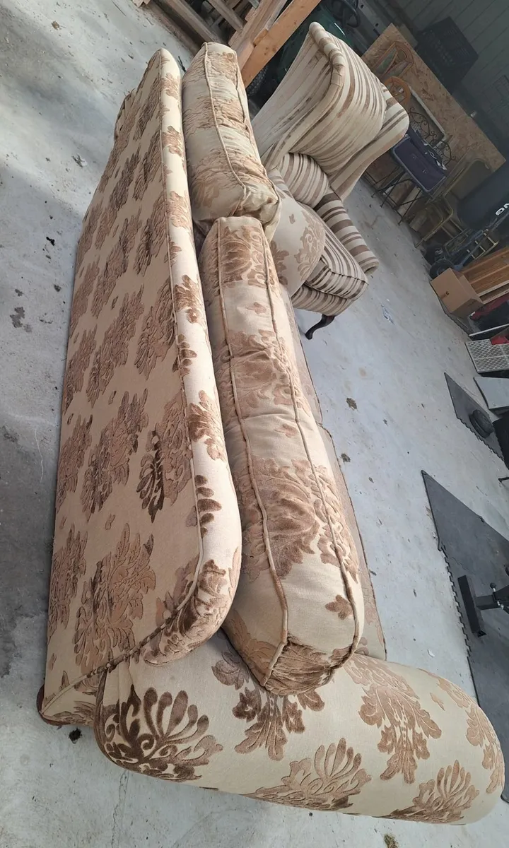 Suite of furniture - Image 1