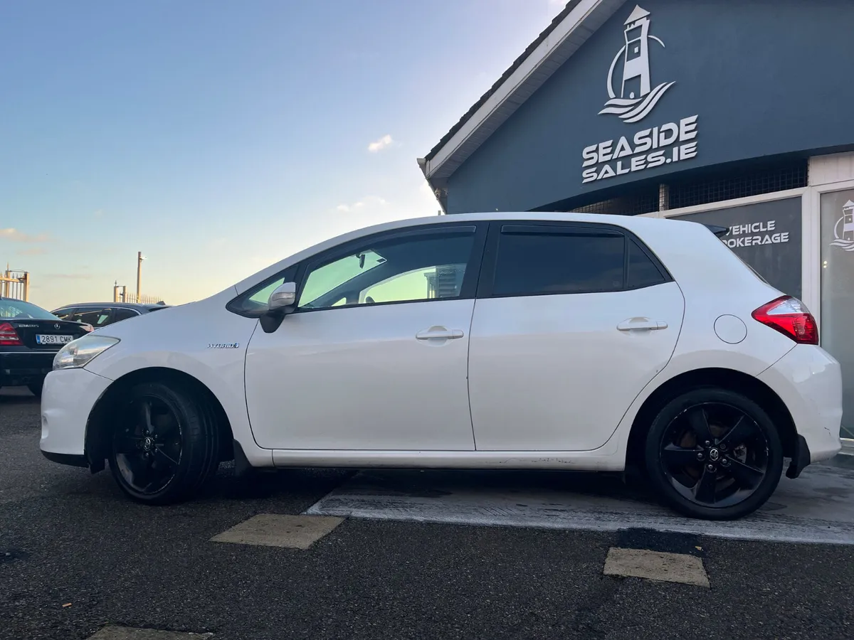 2010 Toyota Auris Hybrid - Image 2