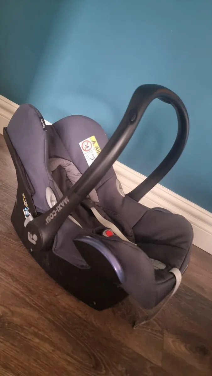 Maxi Cosi Cabriofix Car Seat & Isofix Base with ac - Image 1