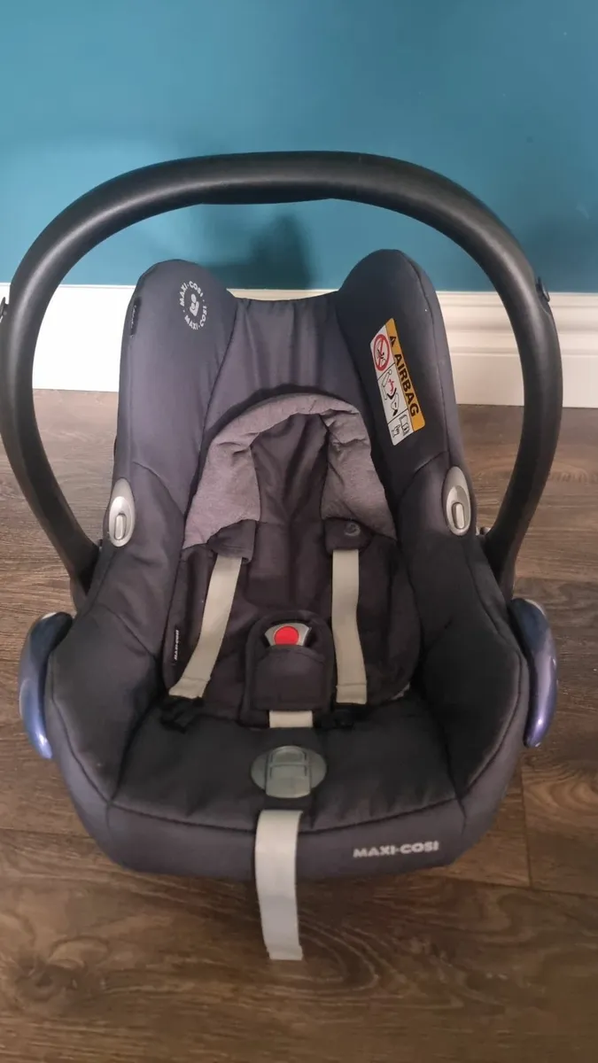 Maxi Cosi Cabriofix Car Seat & Isofix Base with ac - Image 2
