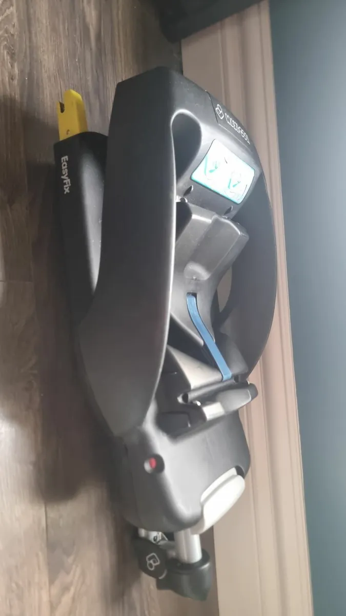 Maxi Cosi Cabriofix Car Seat & Isofix Base with ac - Image 3