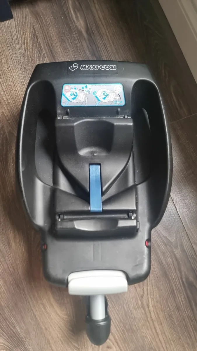 Maxi Cosi Cabriofix Car Seat & Isofix Base with ac - Image 4
