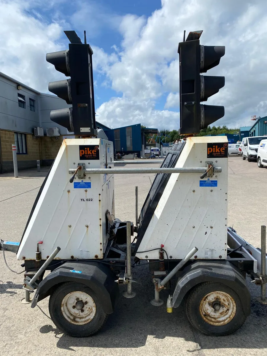PIKE SIGNALS XL869 SOLAR TRAFFIC LIGHTS - Image 3