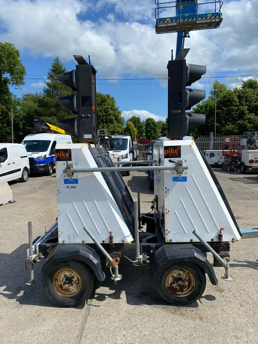PIKE SIGNALS XL869 SOLAR TRAFFIC LIGHTS - Image 1