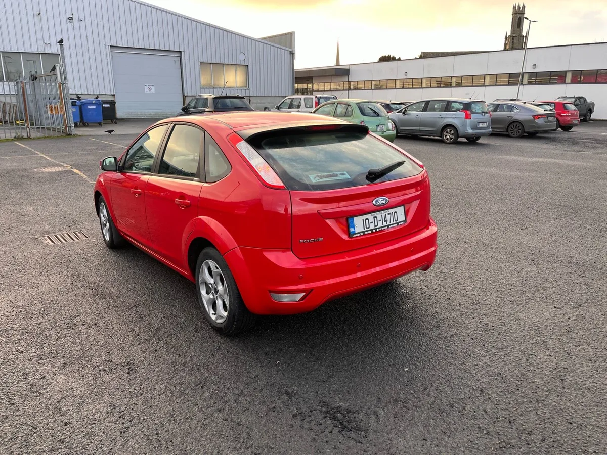 Ford Focus 2010 - Image 2