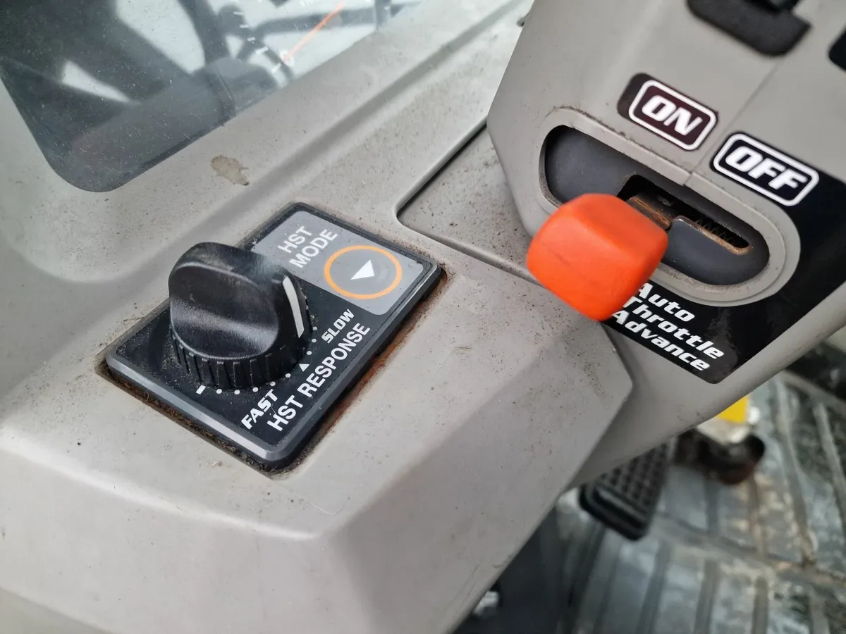 Kubota L5240-II 54hp Compact Tractor - Image 4