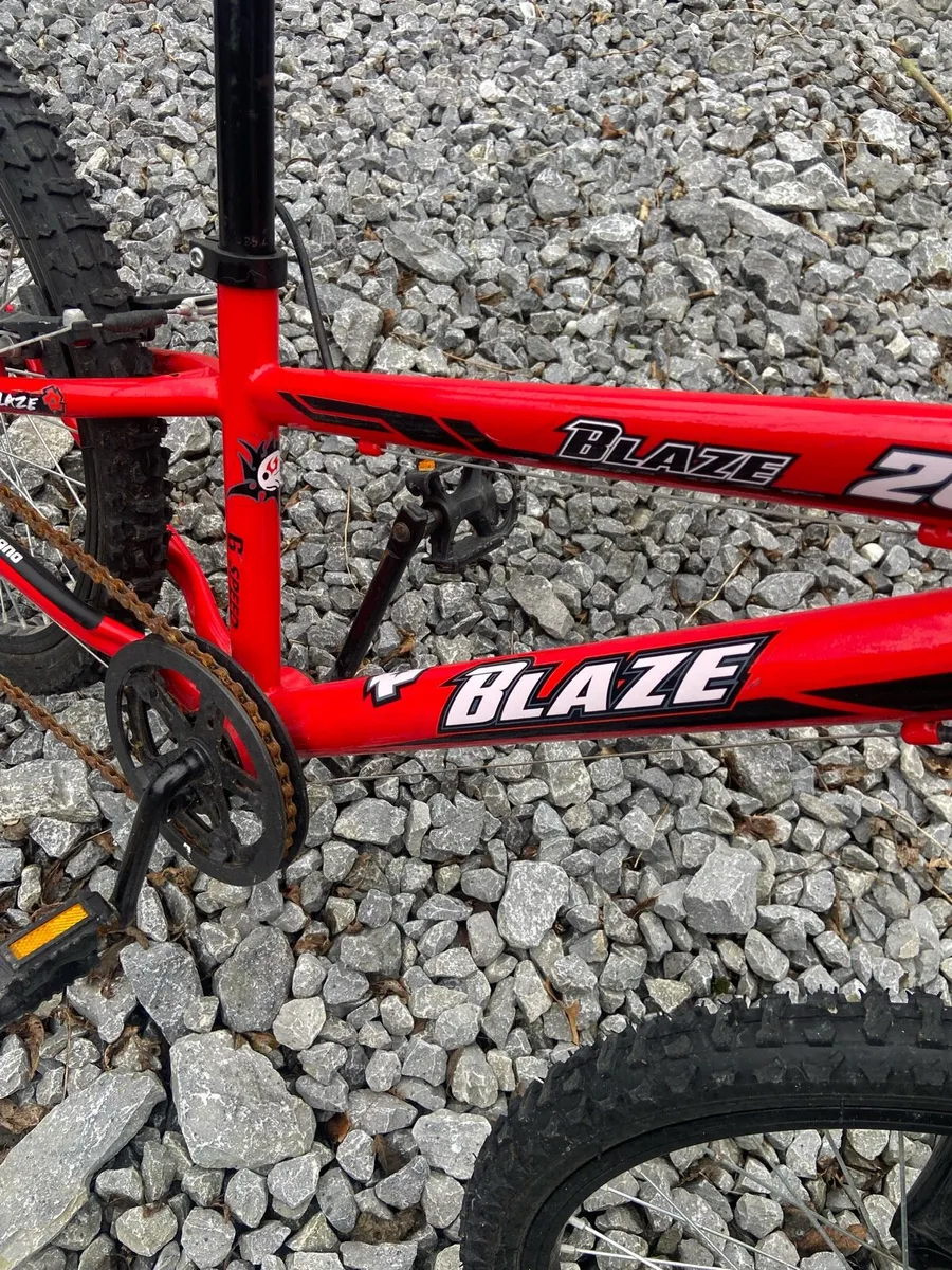 Blaze 20” bike with helmet - Image 2