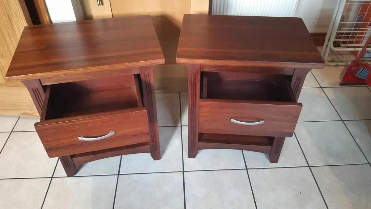 Pair of bedside lockers - Image 1