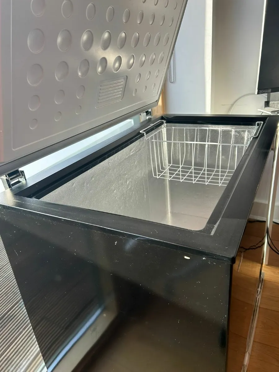 White Freezer - LOGIK L200CFB18 Chest Freezer - - Image 2