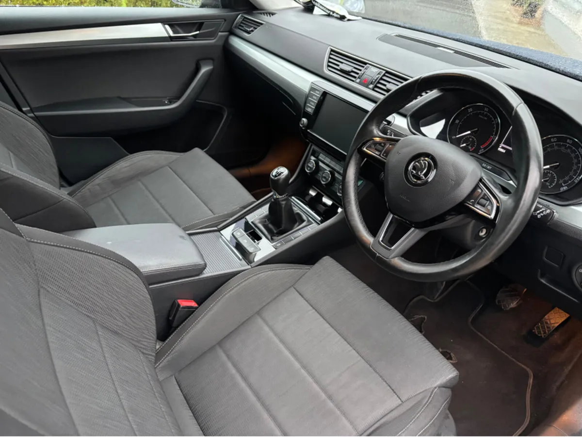 Skoda Superb 1.6 TDI SE TECH GREENLIN GREENLINE 5D - Image 4