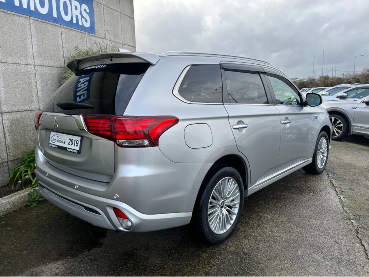 Mitsubishi Outlander G PLUS AUTOMATIC 2.4 PETROL P - Image 4