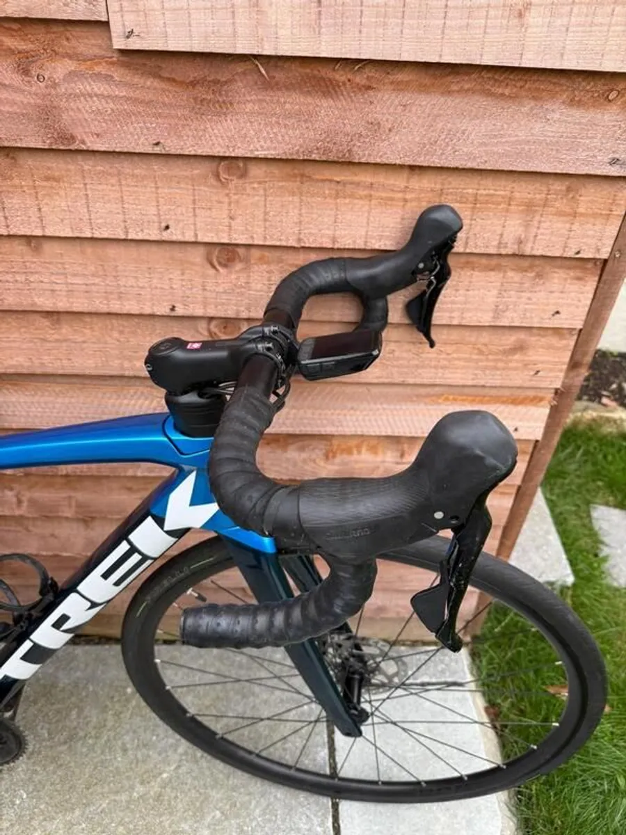 Trek Emonda SL5 Shimano 105 Disc Full Carbon Road Bike - Size 52 - Image 3