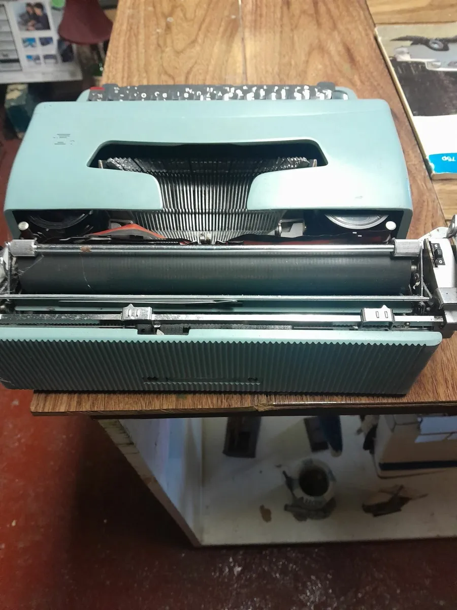 Olivetti lettera 33 typewriter - Image 2