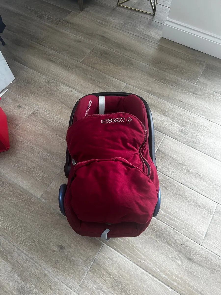 Maxi Cosi car seat with 2 x isofix bases - Image 1