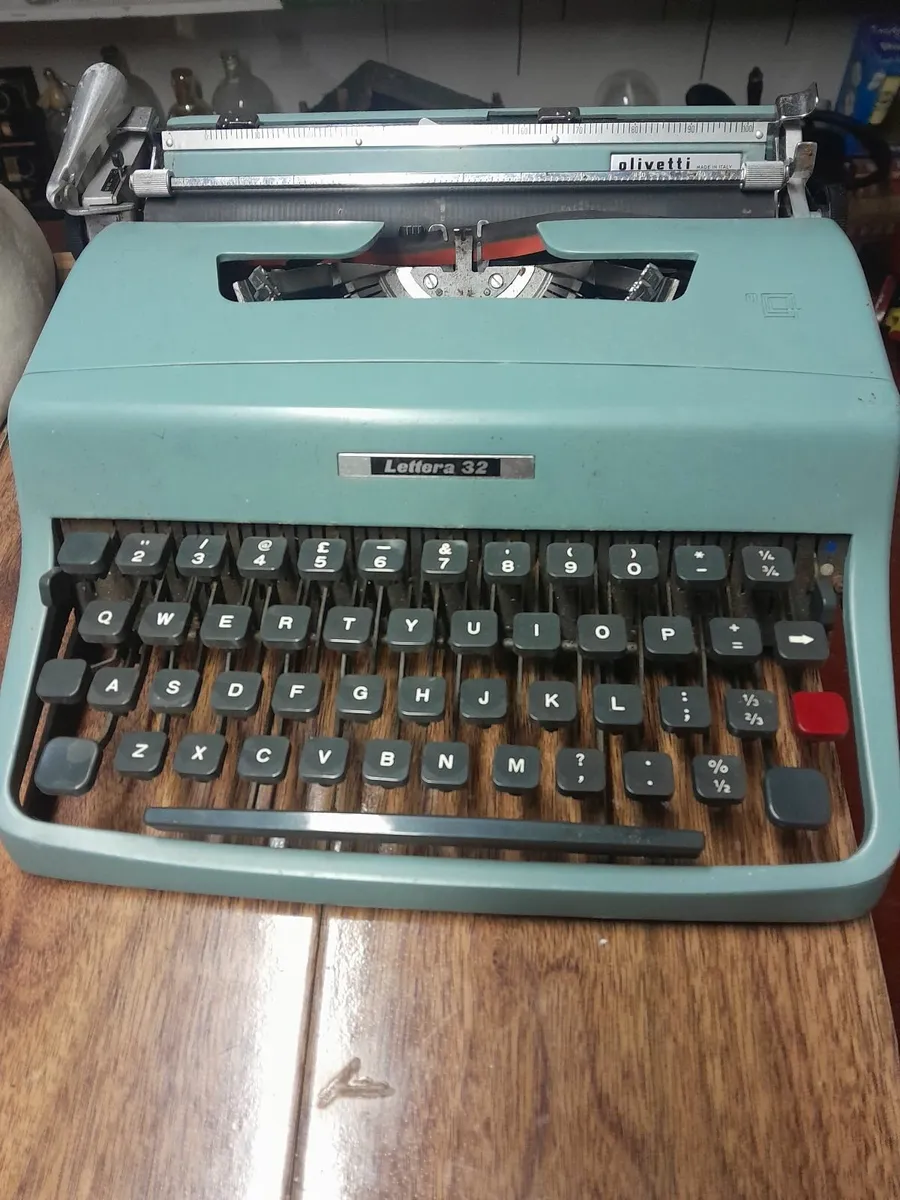 Olivetti lettera 33 typewriter - Image 1