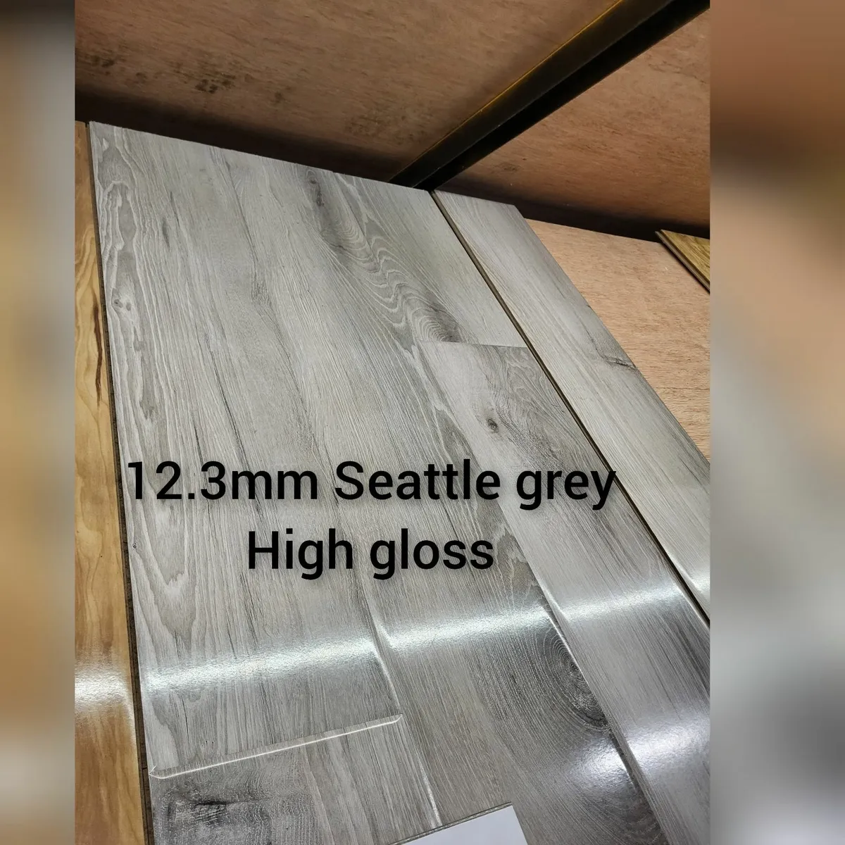 Affordable 12mm shiny Finish Laminated Click Floor - Image 1