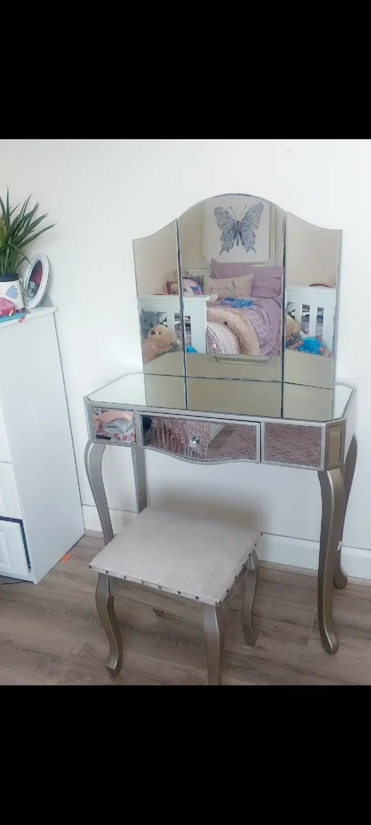 Vanity table
